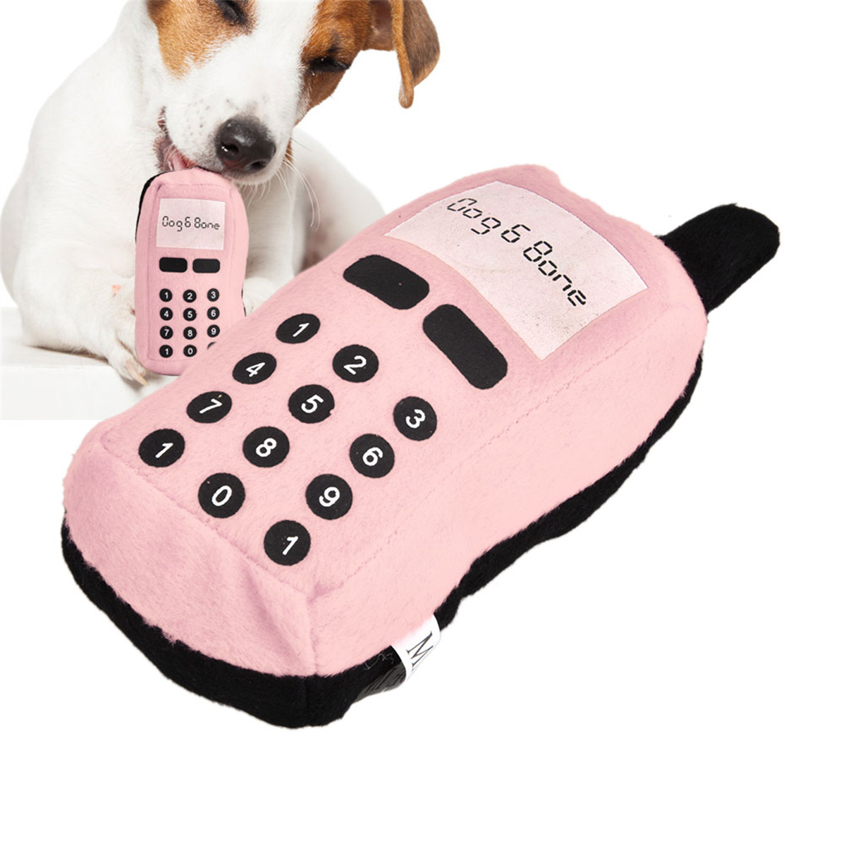 Hunde spielzeug: rosa Telefon, schwarze Knöpfe, Hund leckt Spielzeug. Hintergrund: weiß.