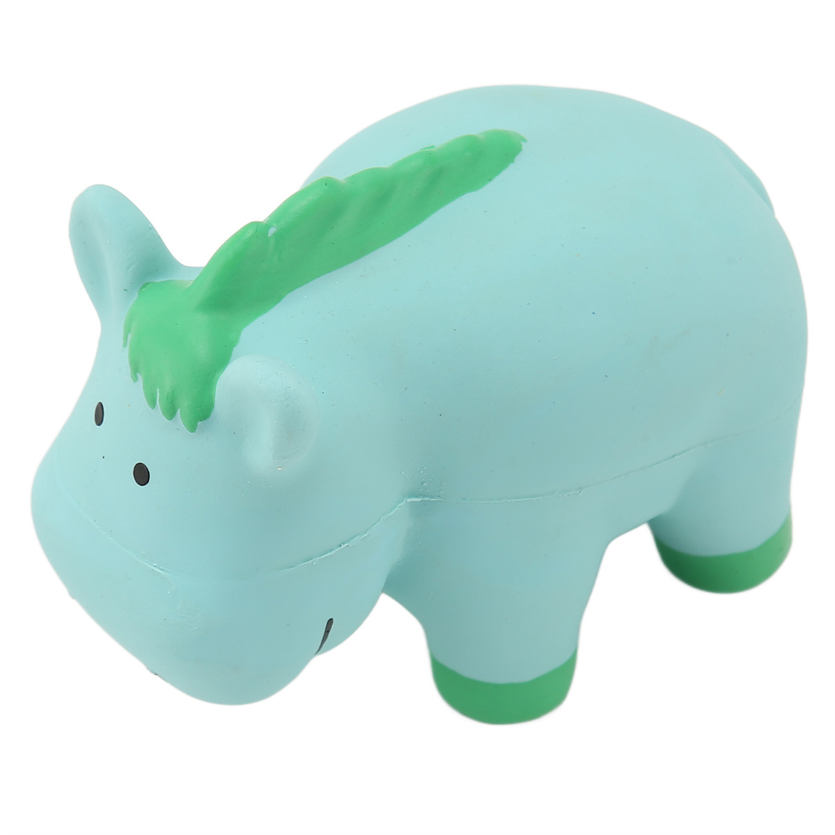 Blaues Hippo-Spielzeug mit grüner Mähne. Kleine schwarze Punkte als Augen. Weißer Hintergrund.