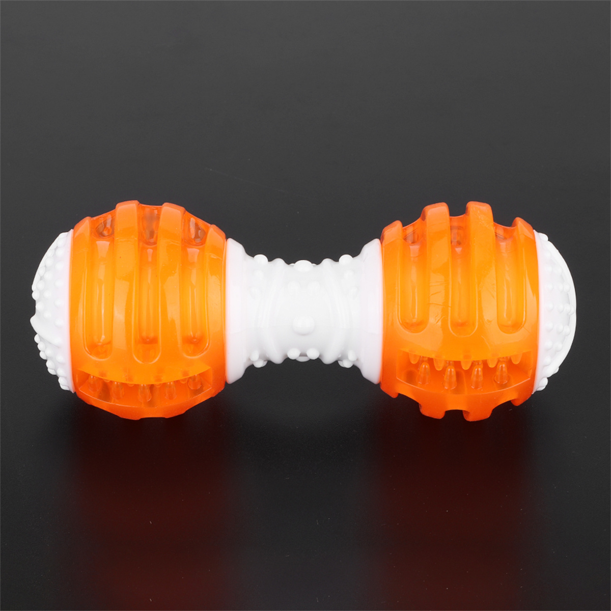 Orangenes und weißes Hundespielzeug, Hantelform, strukturierte Oberflächen.