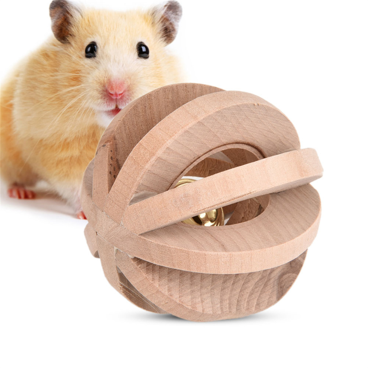 Ein Hamster in der Nähe eines Holzballspielzeugs mit einer goldenen Glocke im Inneren.