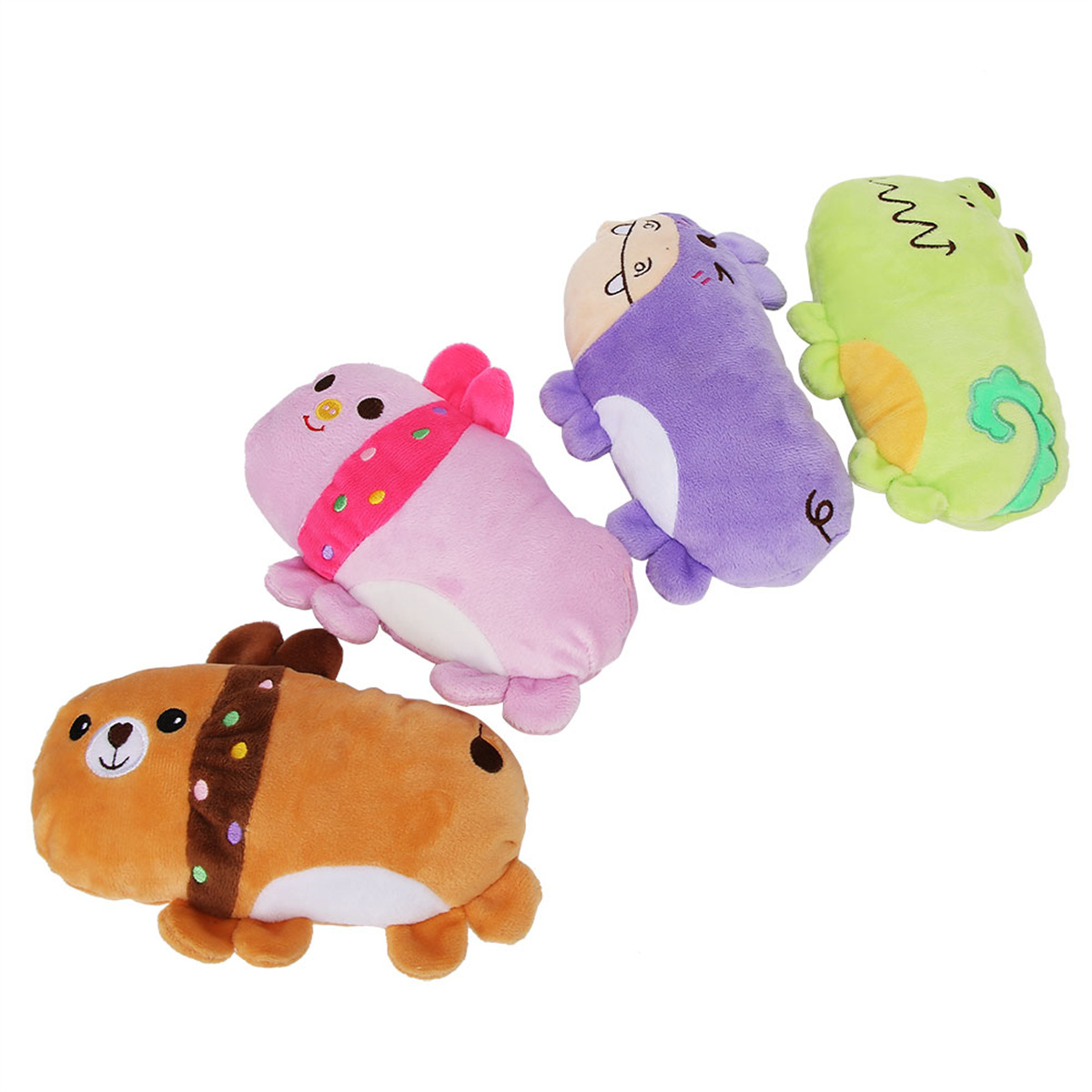 Vier bunte Plüschtiere: ein brauner Hund, ein rosa Schwein, ein lila Schwein und ein grüner Frosch, alle auf weißem Untergrund liegend.