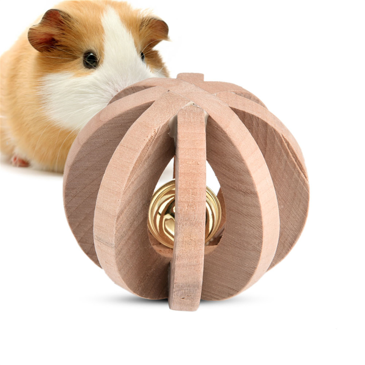 Ein Holzspielzeugball mit einer goldenen Glocke im Inneren, mit einem Meerschweinchen im Hintergrund.