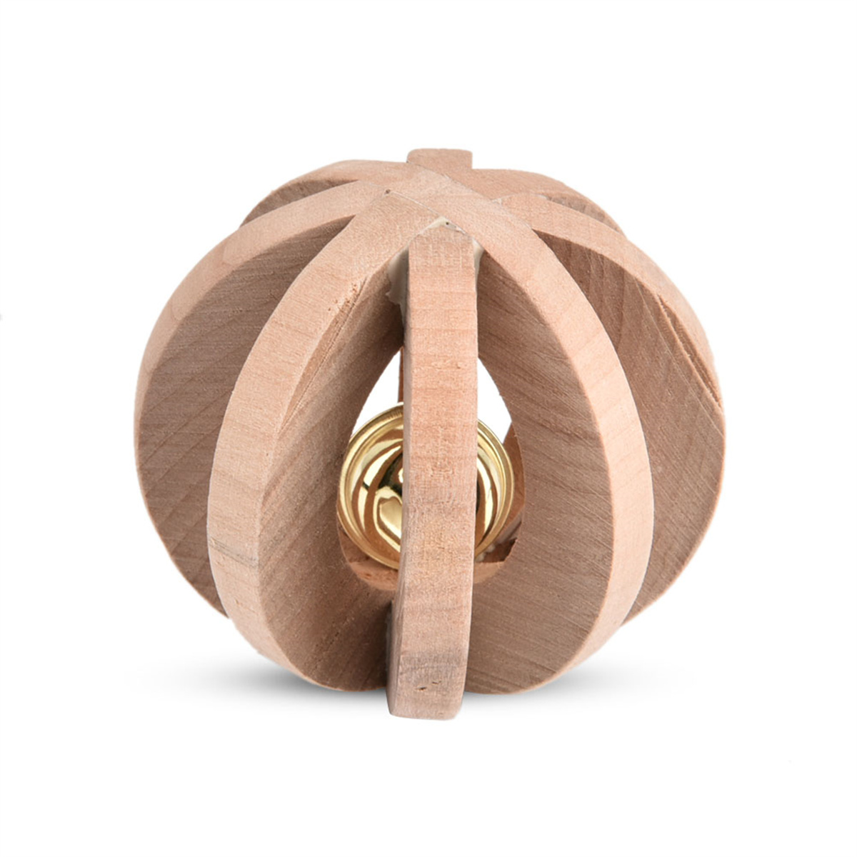 Katzenspielzeug in Kugelform aus Holz mit goldener Glocke, vor weißem Hintergrund.