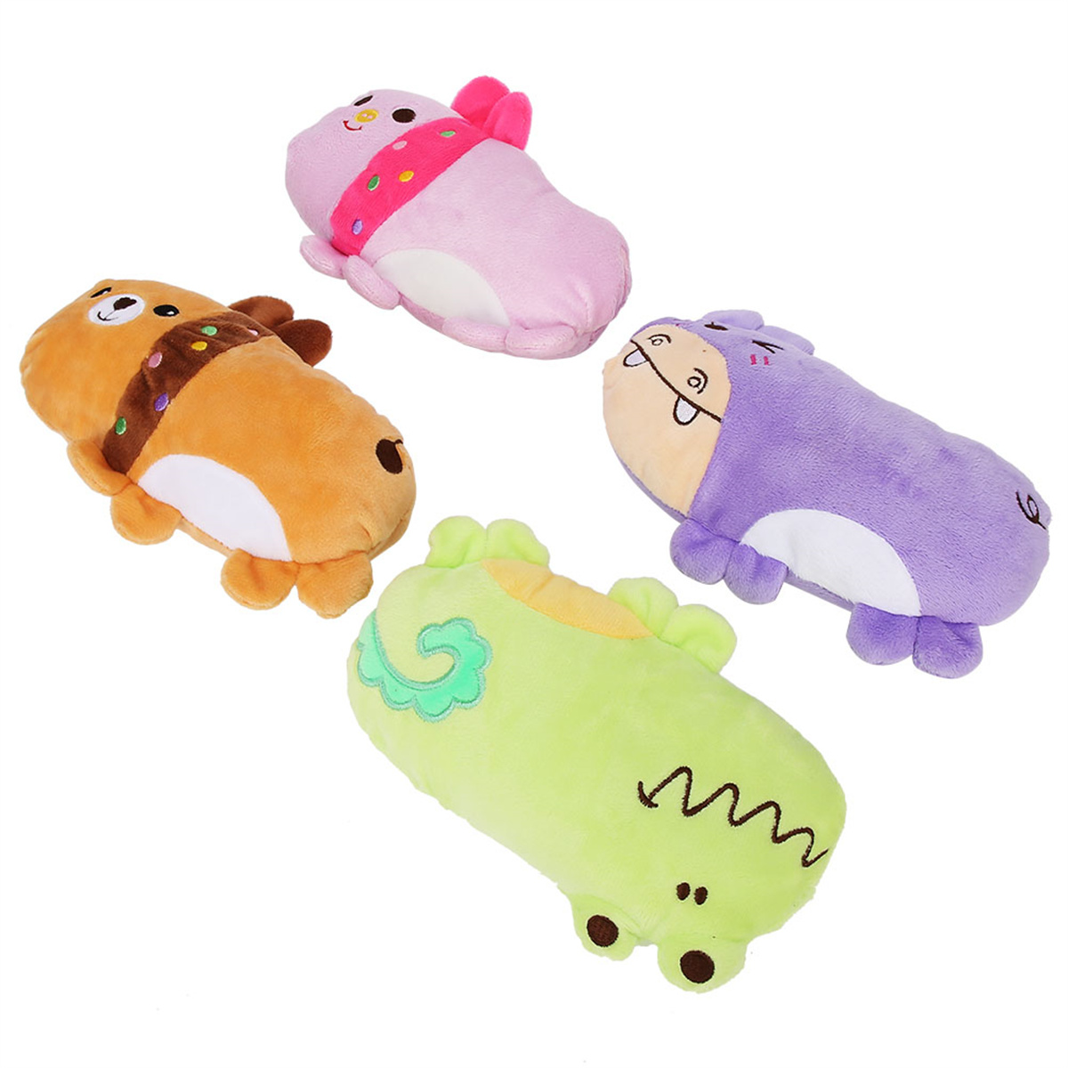 Vier Plüschtiere: ein Hund, ein Schwein, ein Bär und ein grünes Krokodil, jedes mit Merkmalen.