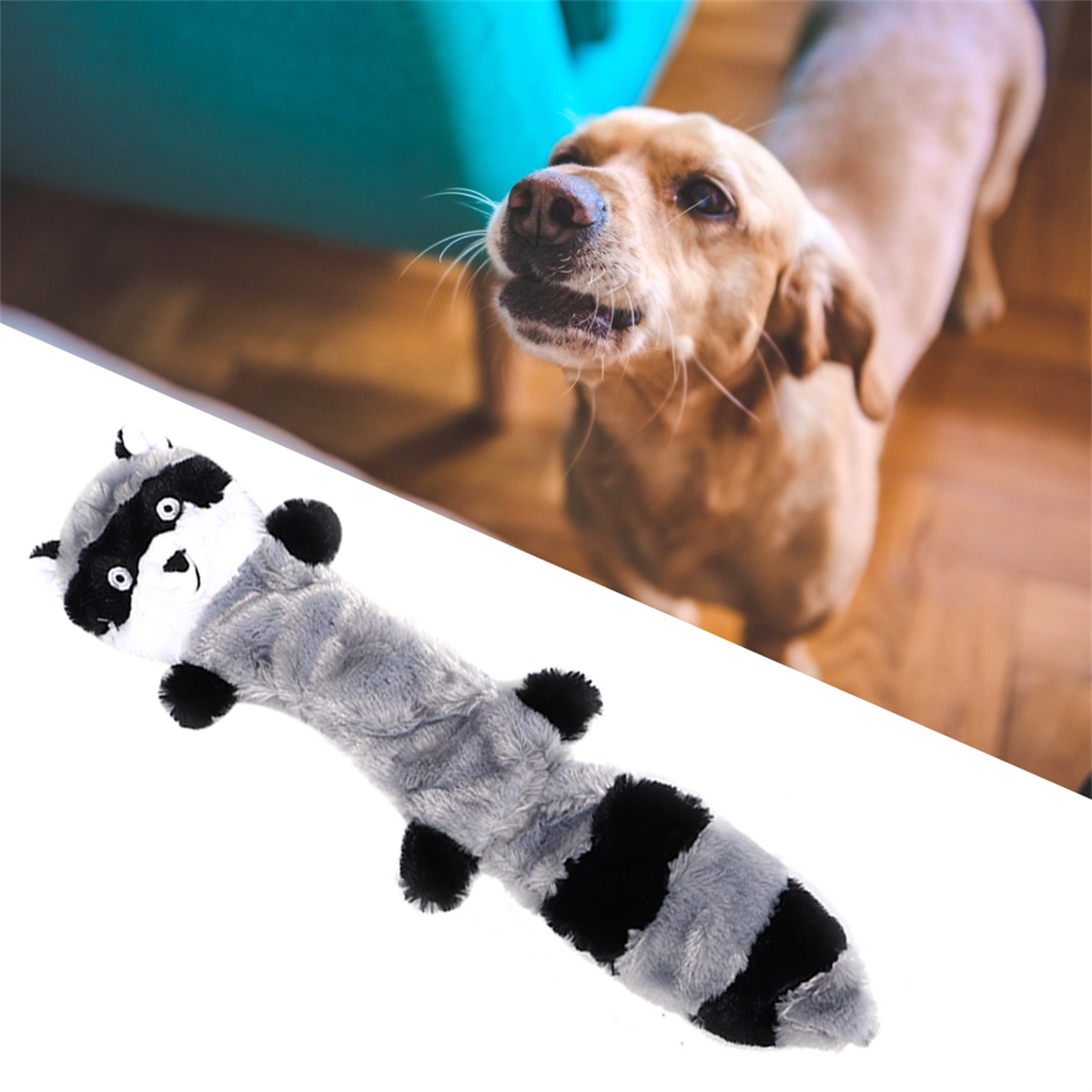 Ein Hundespielzeug in Form eines Waschbären liegt vor einem verschwommenen Hund. Das Spielzeug ist grau und weiß mit schwarzen Streifen.