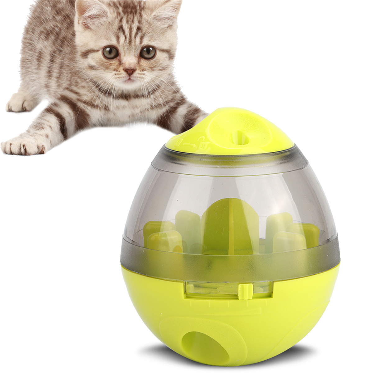 Katze spielt mit gelbem Spielzeug. Das Spielzeug hat Eiform mit Löchern.