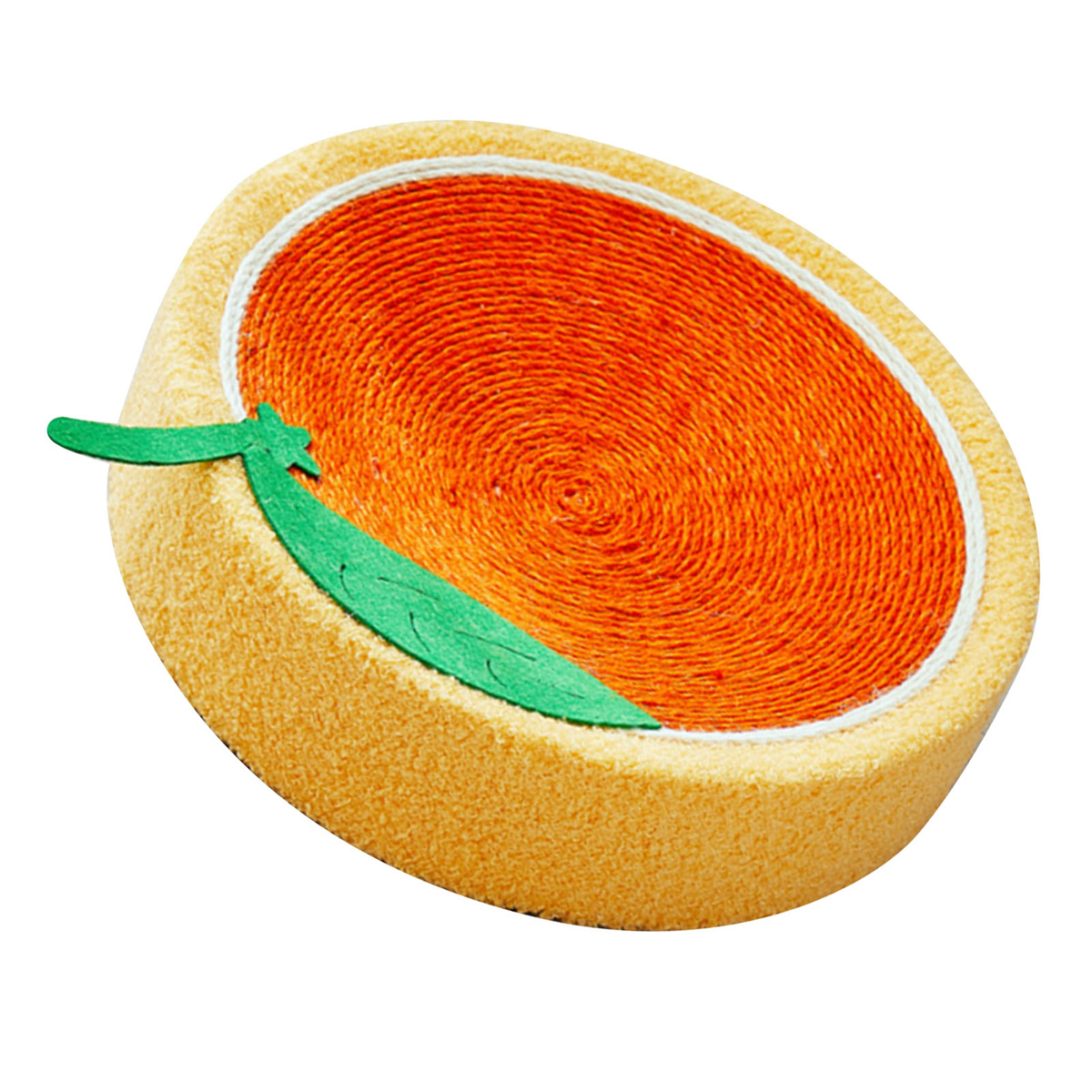 Ein Katzenkratzbrett aus orangefarbenem Seil mit einem grünen Blattdetail. Weißer Hintergrund.