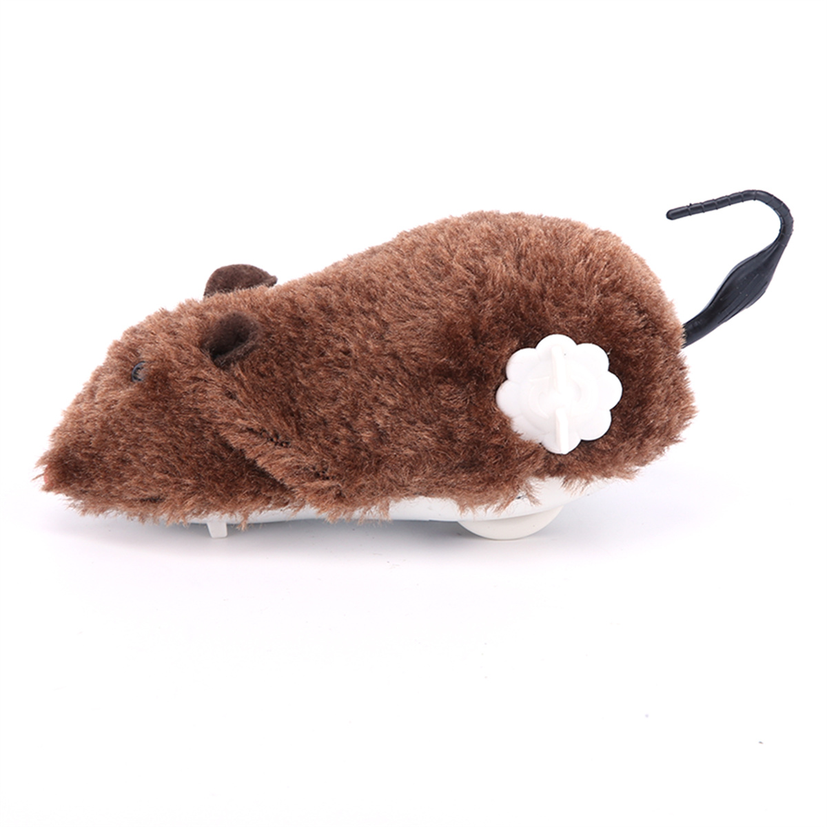 Ein braunes, pelziges Aufzieh-Maus-Spielzeug mit einer weißen Kurbel an der Seite, auf weißem Hintergrund.