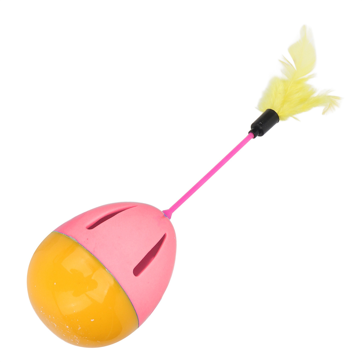 Ein rosa und gelbes Katzenspielzeug mit einer Feder oben drauf. Weißer Hintergrund.