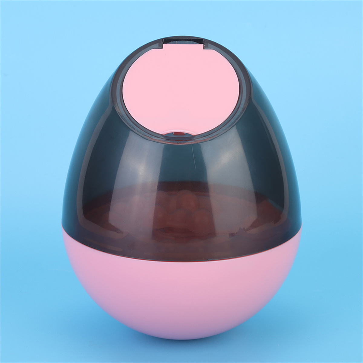 Rosa und grauer eiförmiger Behälter auf blauem Hintergrund.
