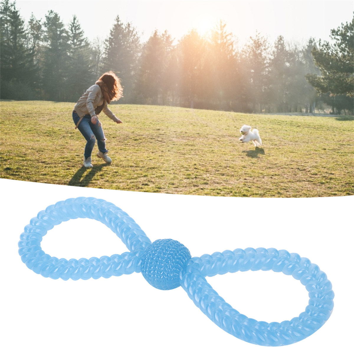 Eine Frau wirft ein Spielzeug für einen Hund auf einem Feld. Das Spielzeug ist blau.