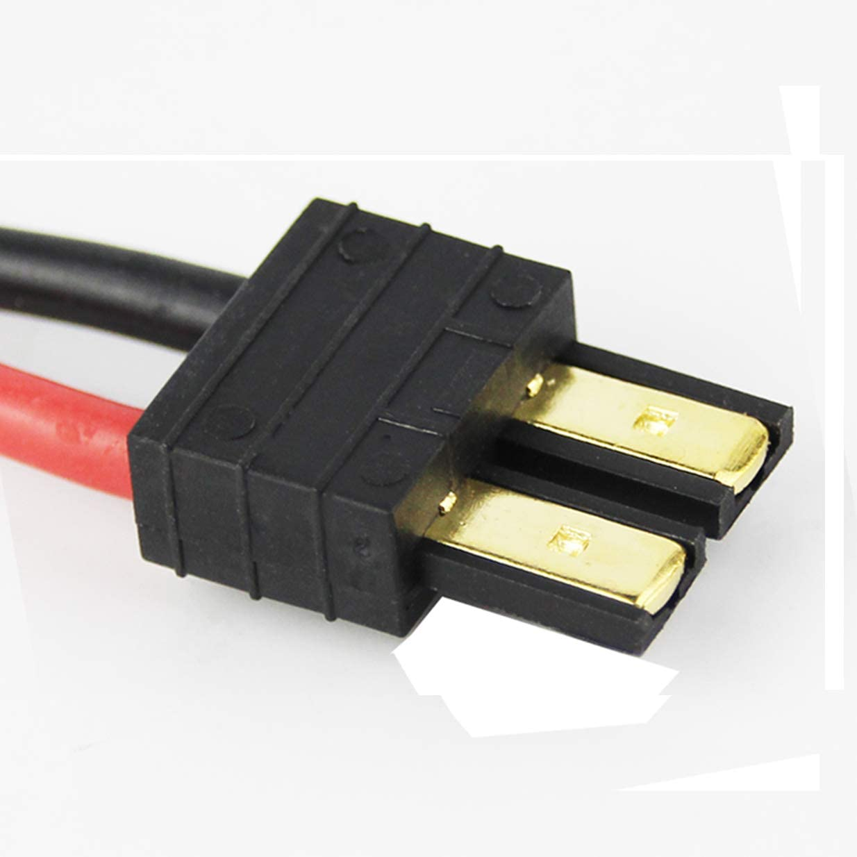 Schwarzer und roter elektrischer Stecker. Nahaufnahme. Weißer Hintergrund.