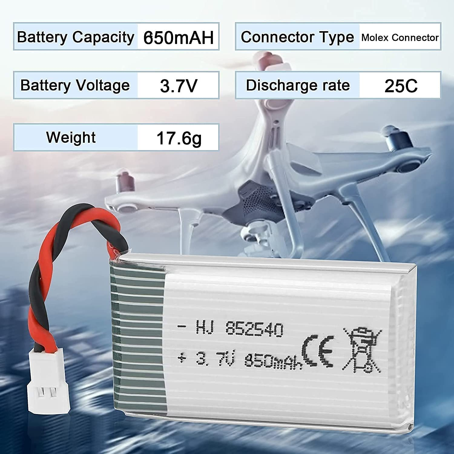 Eine Batterie mit Details zu ihrer Batteriekapazität, Spannung, Entladerate und Gewicht. Sie befindet sich in der Nähe einer Drohne.