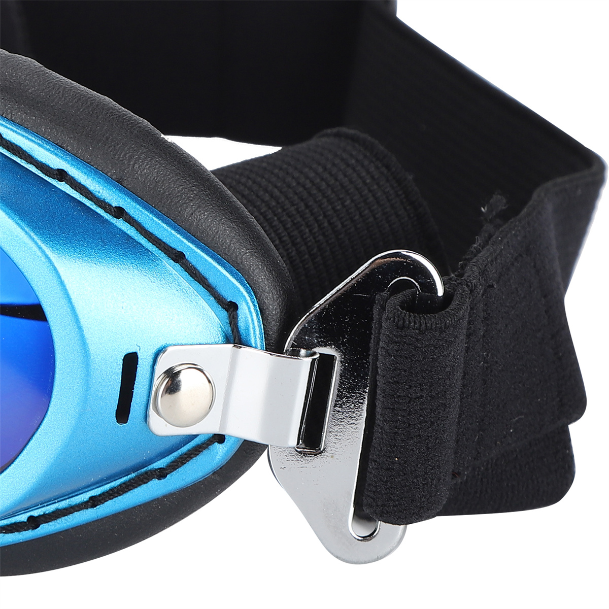 Blaue und schwarze Schutzbrille mit schwarzem Riemen und Metallverschluss.
