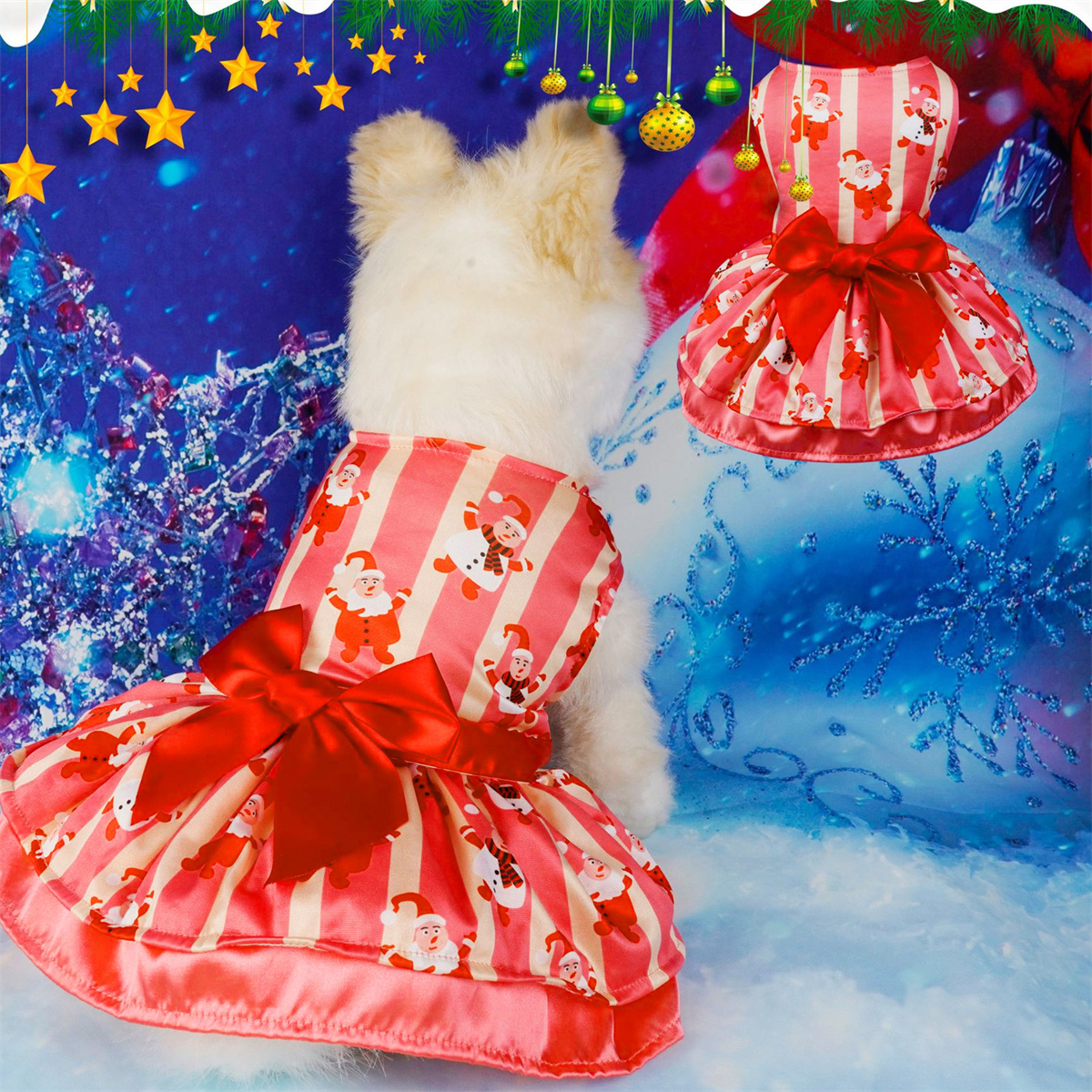 Ein Hund trägt ein rosa-weißes Weihnachts-Kleid mit Weihnachtsmann-Prints. Ein weiteres Kleid ist rechts.