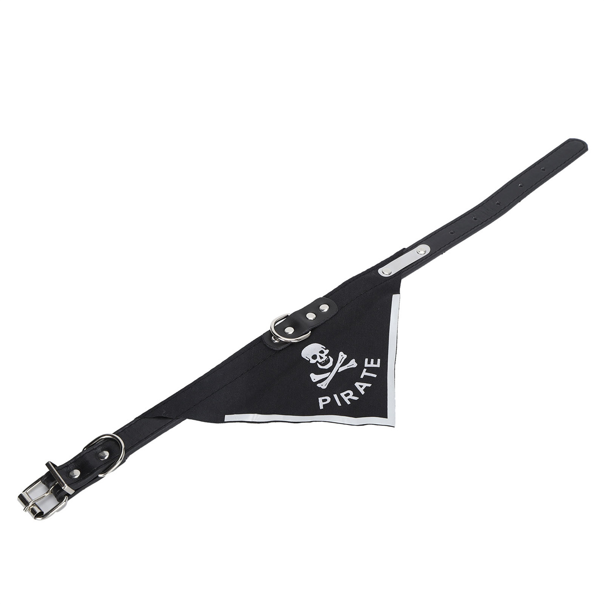 Ein schwarzes Hundehalsband mit einem Piraten-Bandana. Das Bandana hat einen Totenkopf und gekreuzte Knochen und das Wort PIRATE.