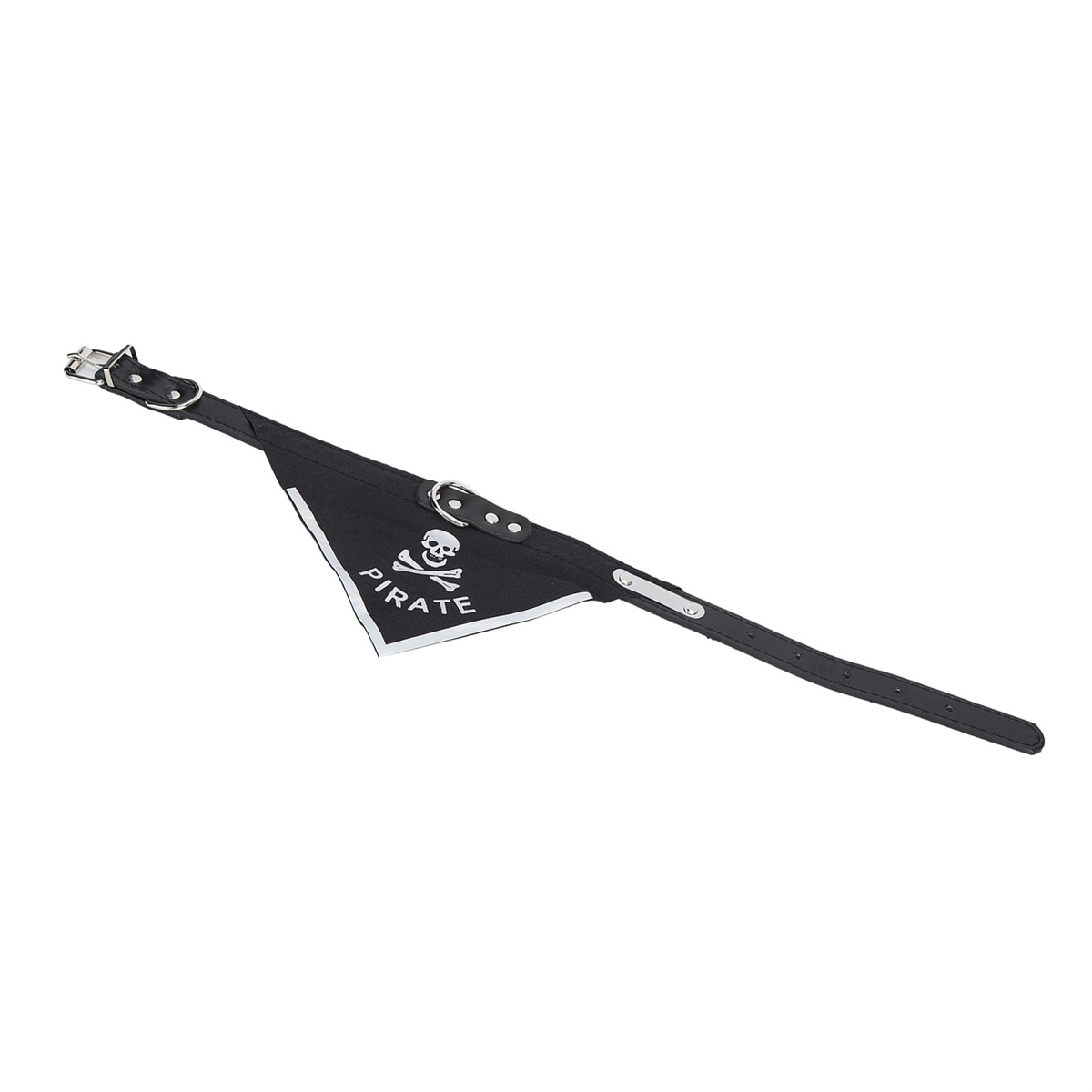 Schwarzes Hundehalsband mit Piraten-Bandana. Das Bandana hat ein Totenkopf- und gekreuzten Knochen-Symbol. Weißer Hintergrund.