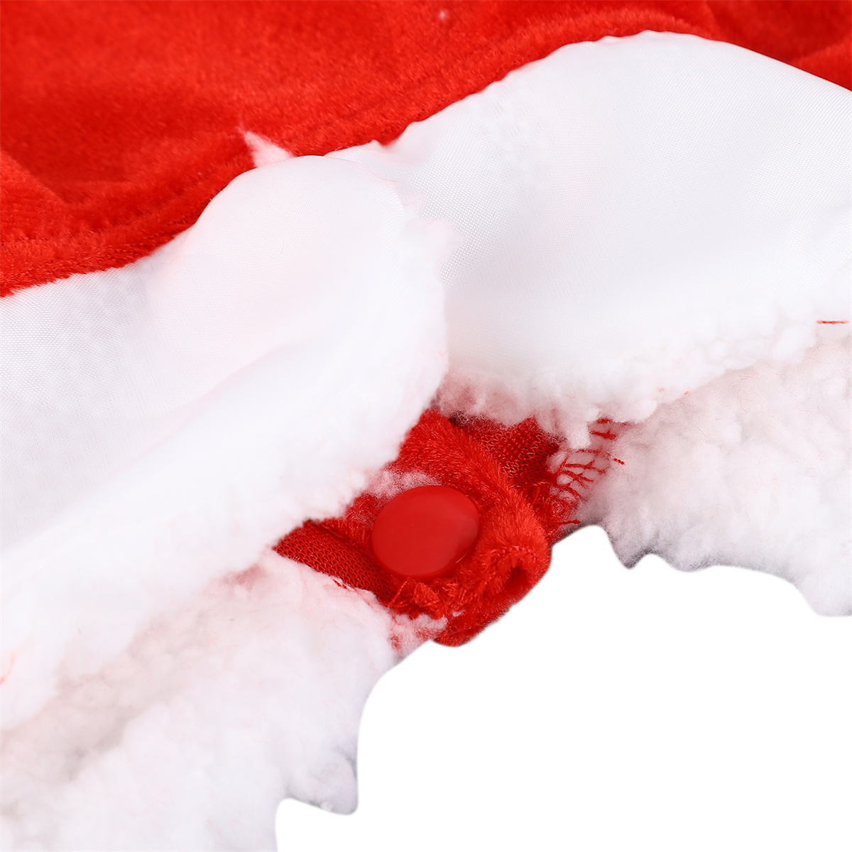 Nahaufnahme eines Weihnachtsmützen, rot mit weißem Besatz und einem roten Knopf. Weißer Hintergrund.