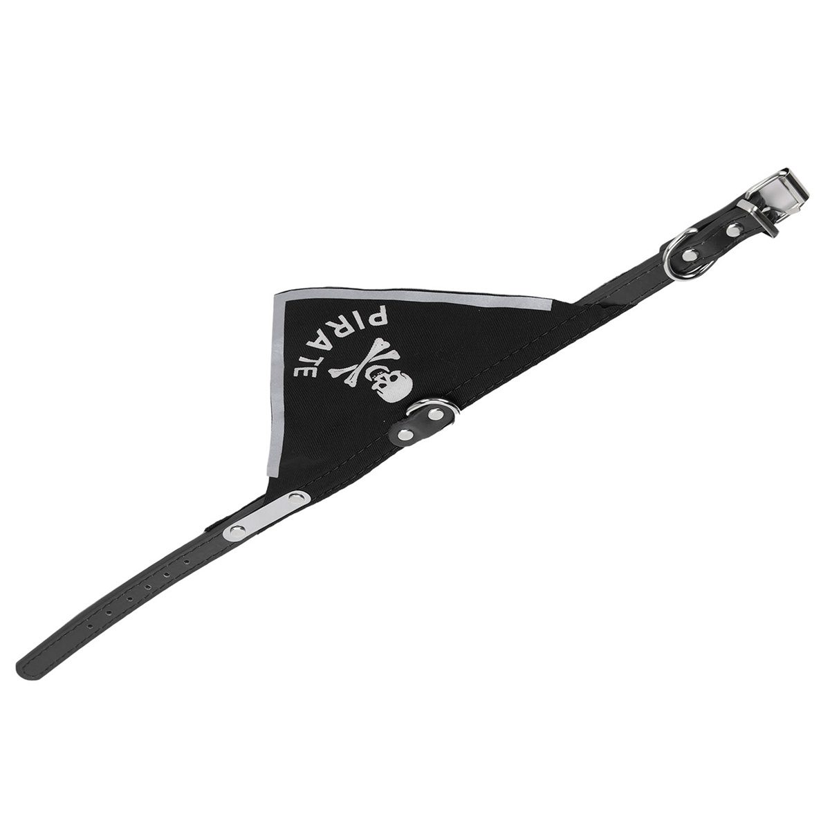 Ein schwarzes Hundehalsband mit Piratenflaggen-Design. Die Flagge lautet 'PIRATE' mit Totenkopf und Knochen.