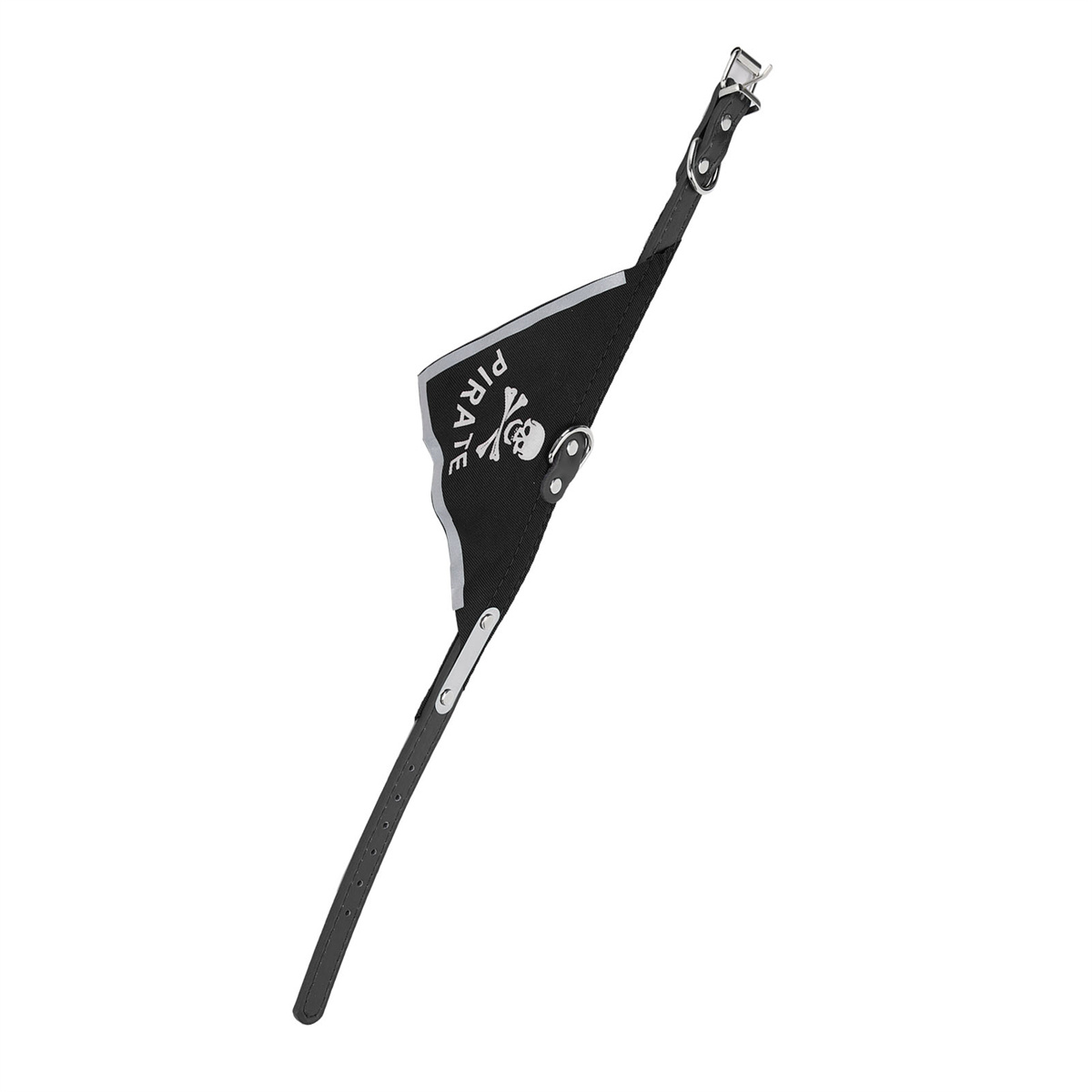 Ein schwarzes Haustierhalsband mit einem Piratenflaggenemblem. Die Flagge hat einen Totenkopf und das Wort 'PIRATE'.