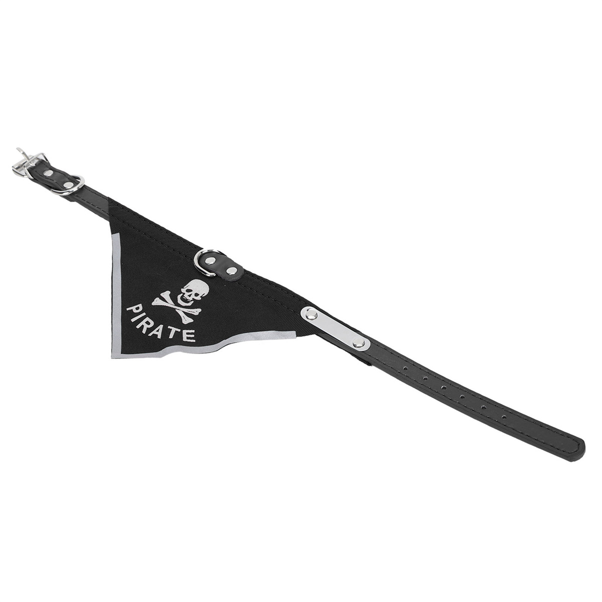 Schwarzes Hundehalsband mit Piraten-Totenkopf-Design. Weißer Hintergrund.