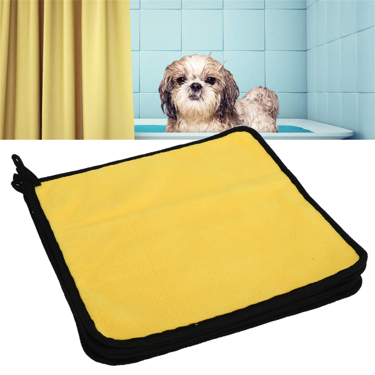 Ein gelbes Handtuch mit schwarzem Rand und ein Hund in einer Badewanne mit gelbem Vorhang im Hintergrund.