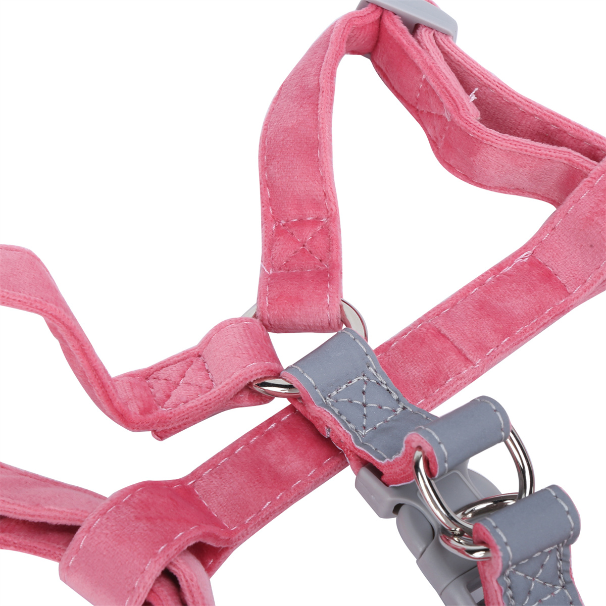 Rosa Hundegeschirr mit grauen Akzenten und Metallbeschlägen. Weißer Hintergrund.
