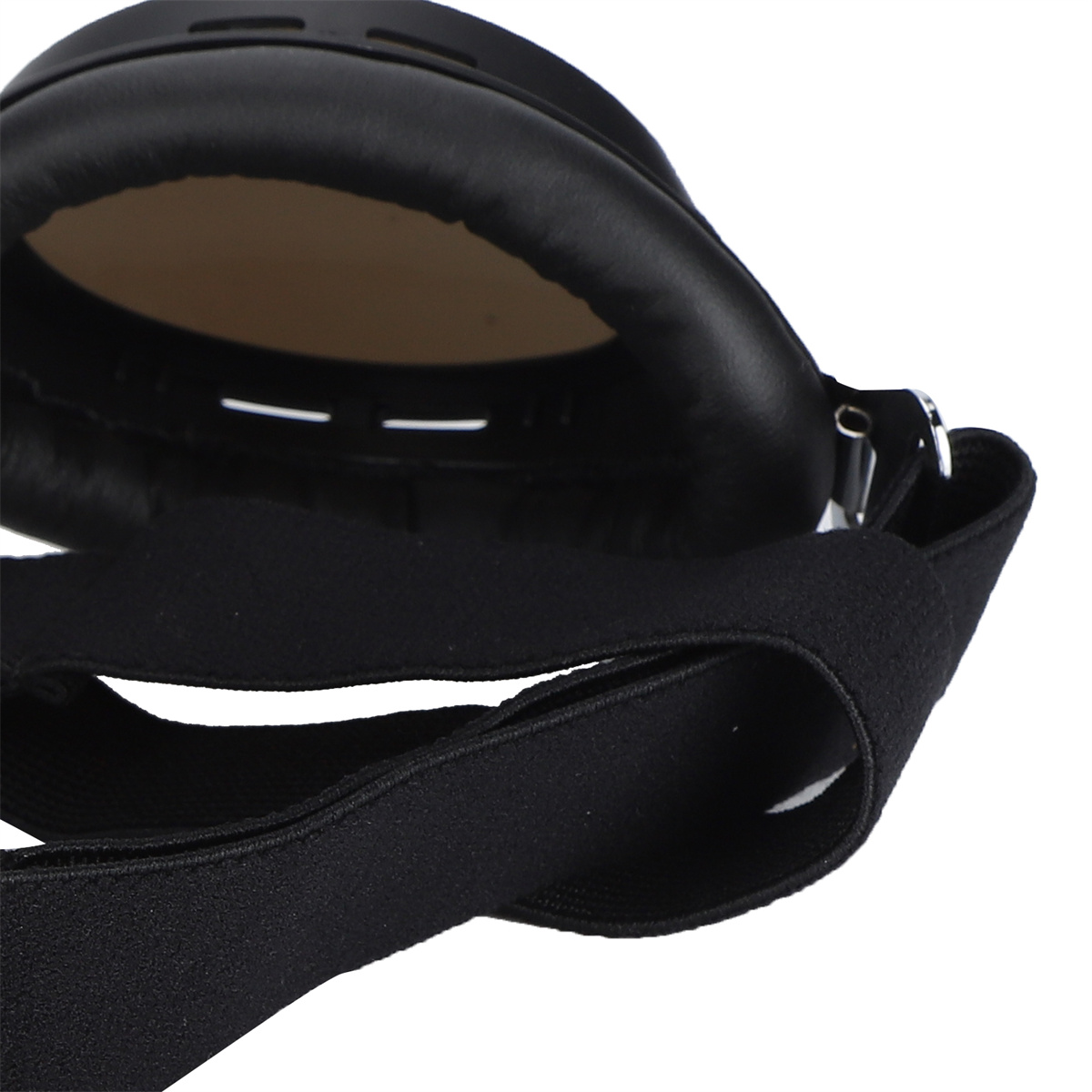 Schwarze Motorradbrille mit schwarzem Riemen. Die Brille hat einen schwarzen Rahmen und helle Gläser.