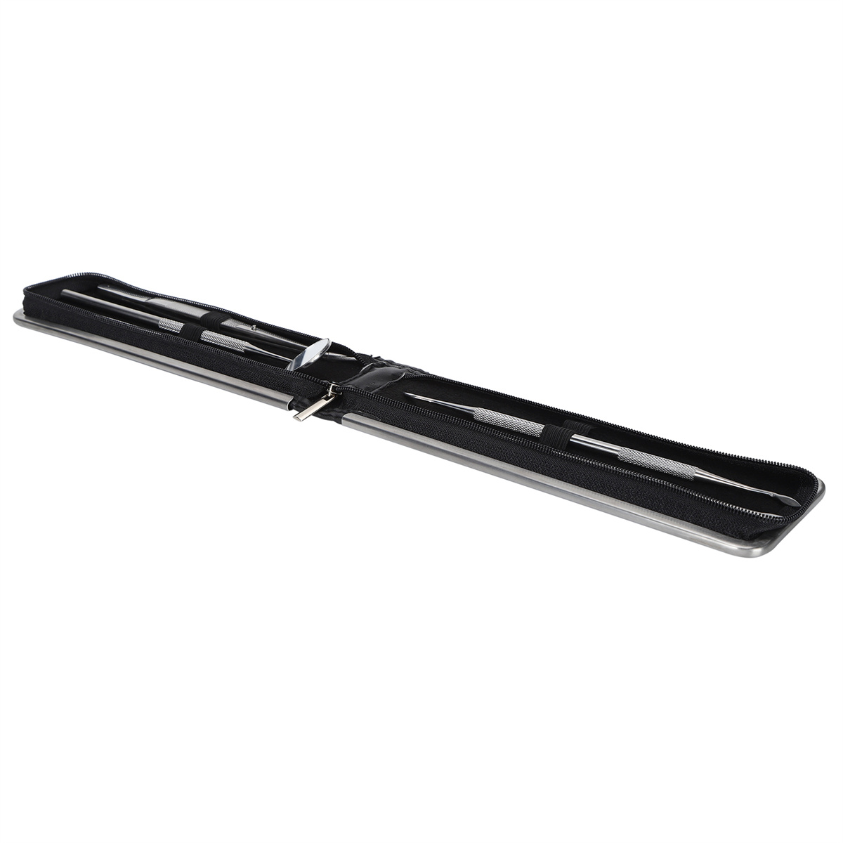 Ein schwarzes Etui mit zahnärztlichen Werkzeugen. Die Werkzeuge sind silberfarben. Der Hintergrund ist weiß.