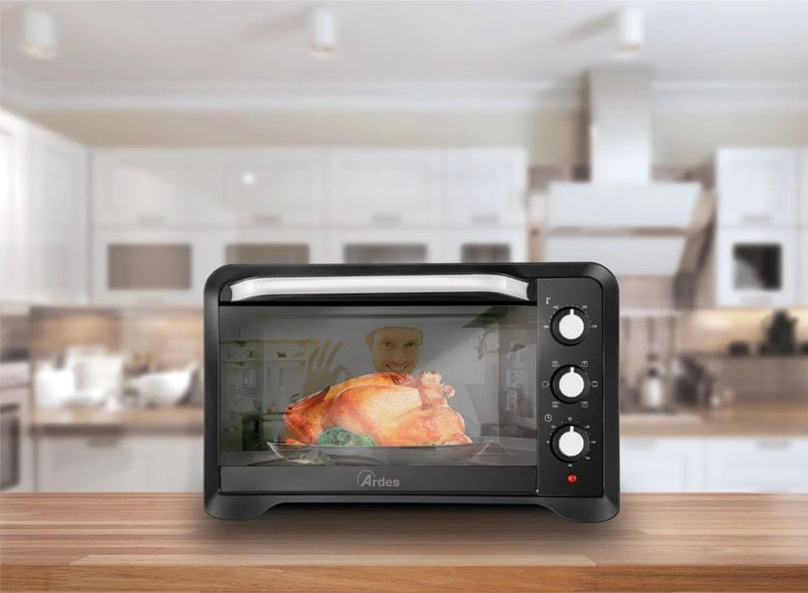 Srebrna obudowa komputera z portami USB i przyciskiem zasilania na górze.