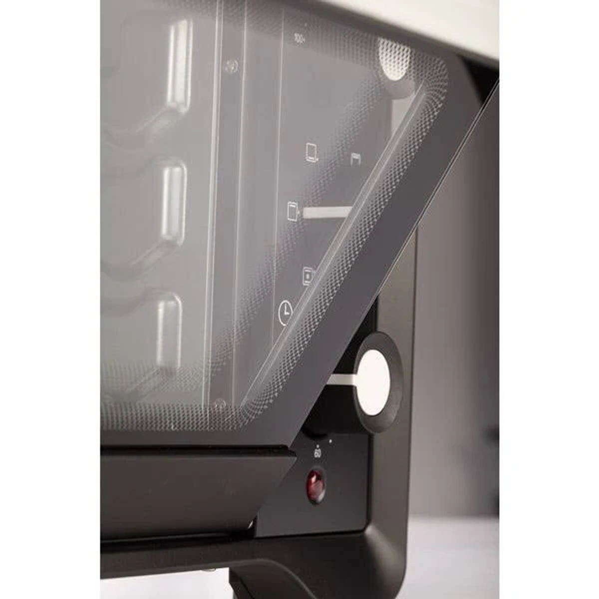 Piekarnik z częściowo otwartymi, przezroczystymi drzwiami. Czarna powierzchnia. Widoczne wnętrze.