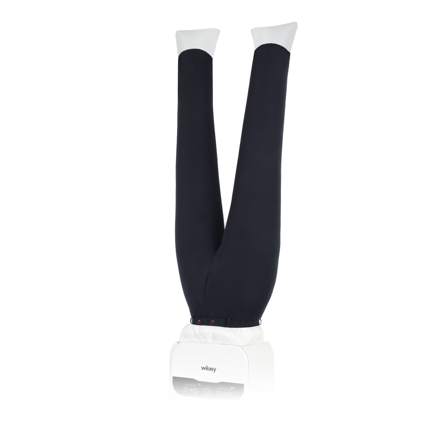 Un'asciugatrice sta asciugando pantaloni blu navy. Base bianca con comandi, pantaloni a testa in giù.