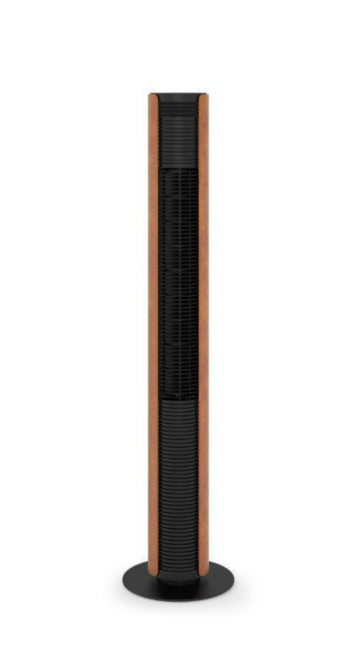 Hoher, schwarz-brauner Turmventilator. Er hat einen runden Sockel.