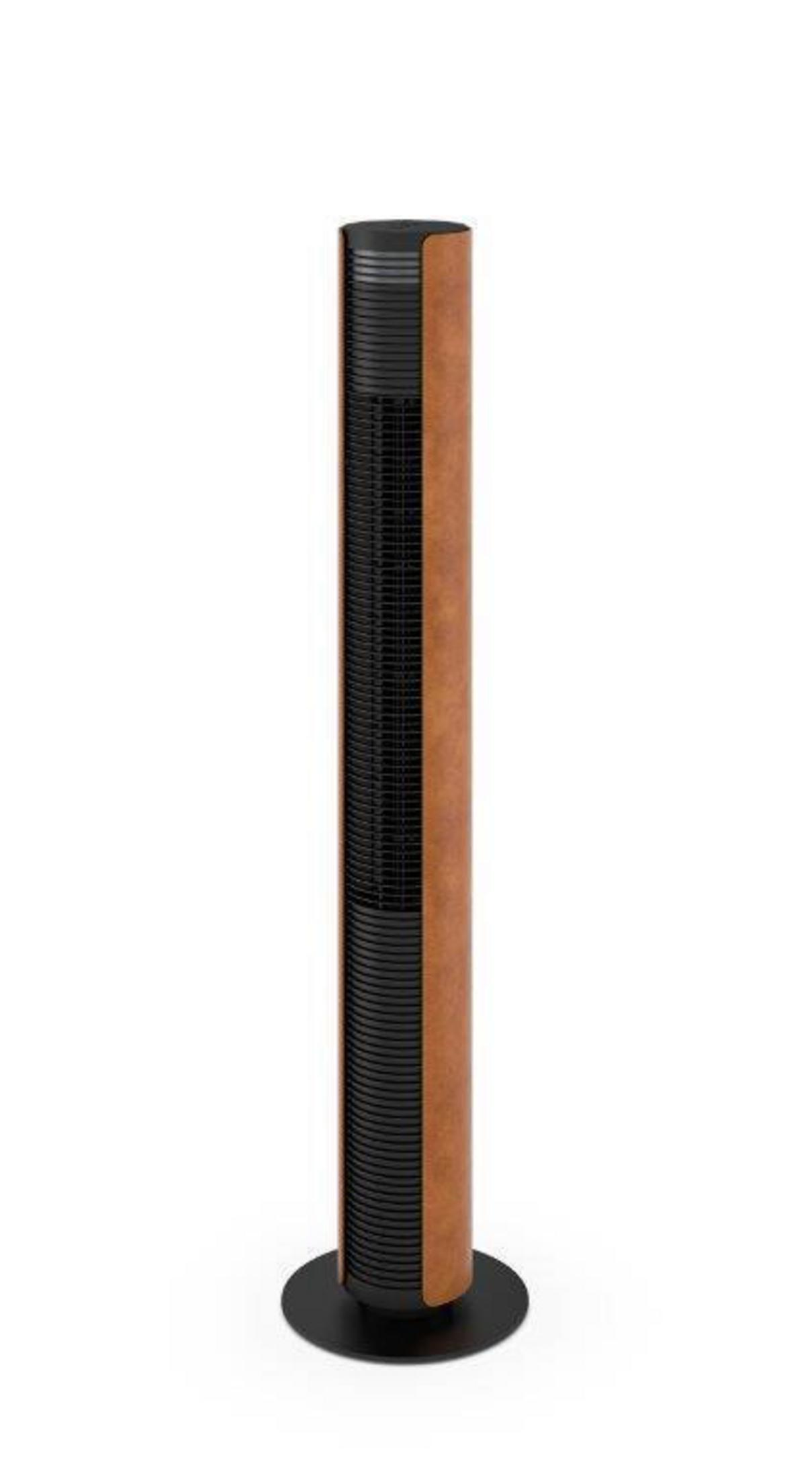 Hoher, zylindrischer Ventilator mit schwarzem Sockel, schwarzer Front und brauner Seitenverkleidung, vor weißem Hintergrund.