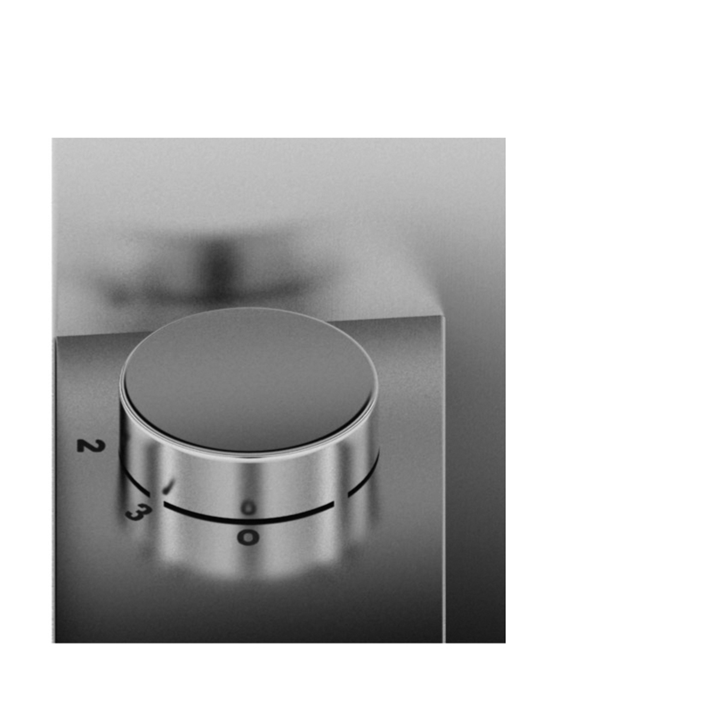 Bouton en acier inoxydable sur surface métallique avec les chiffres 0, 2 et 3 visibles.