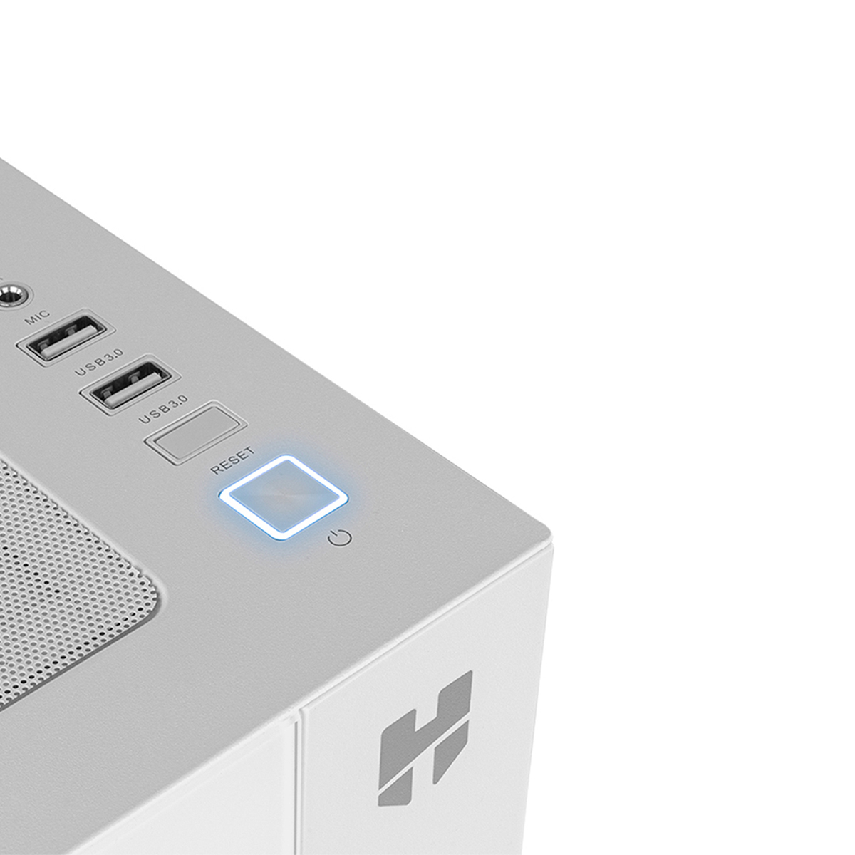 Primer plano de una caja de computadora con botón de encendido y puertos USB. Luz azul ilumina el botón.