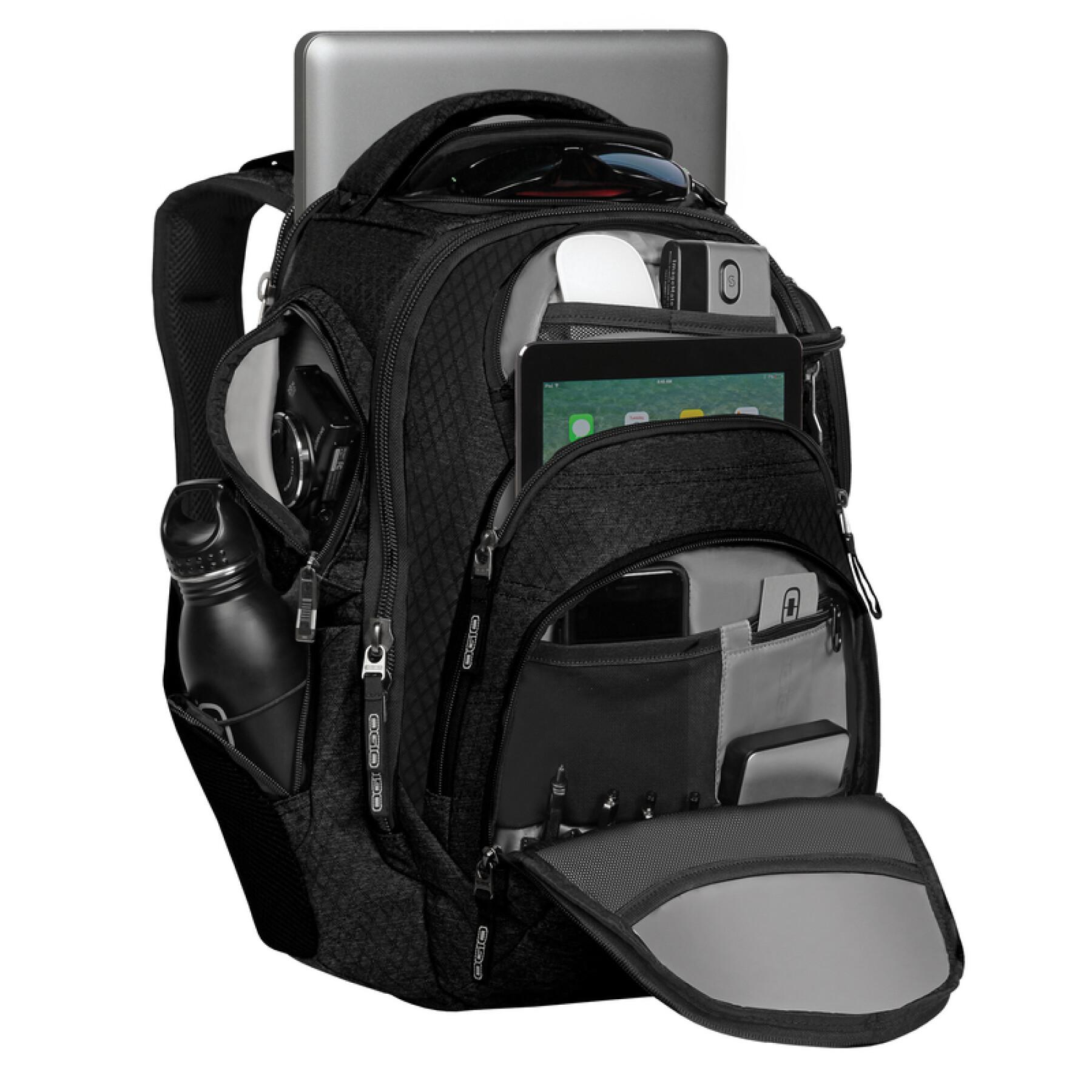 Mochila negra con compartimentos, con portátil y tableta.