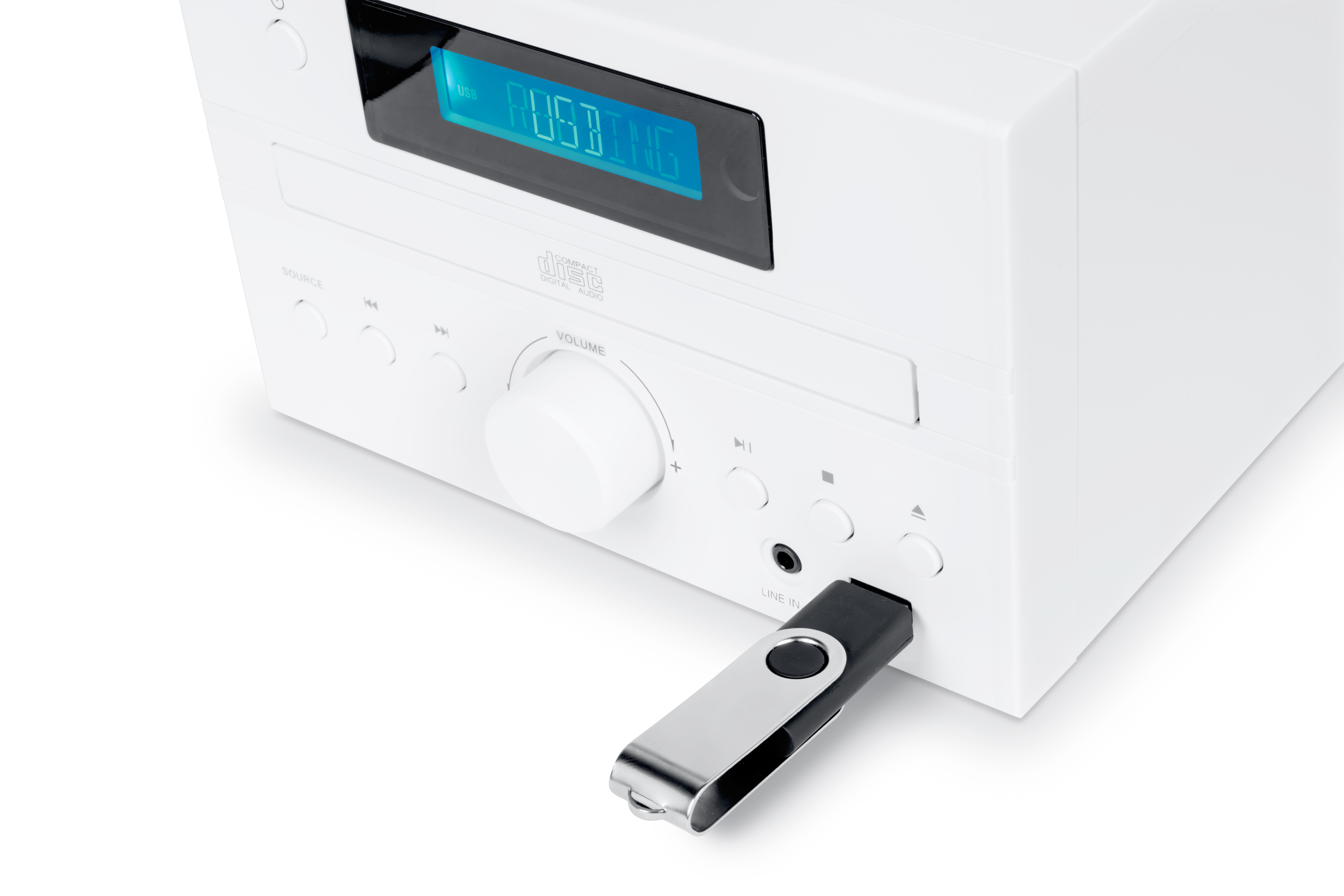 Biały mini system stereo z włożonym pendrivem USB. Wyświetla USB/CD z kontrolkami źródła i głośności.