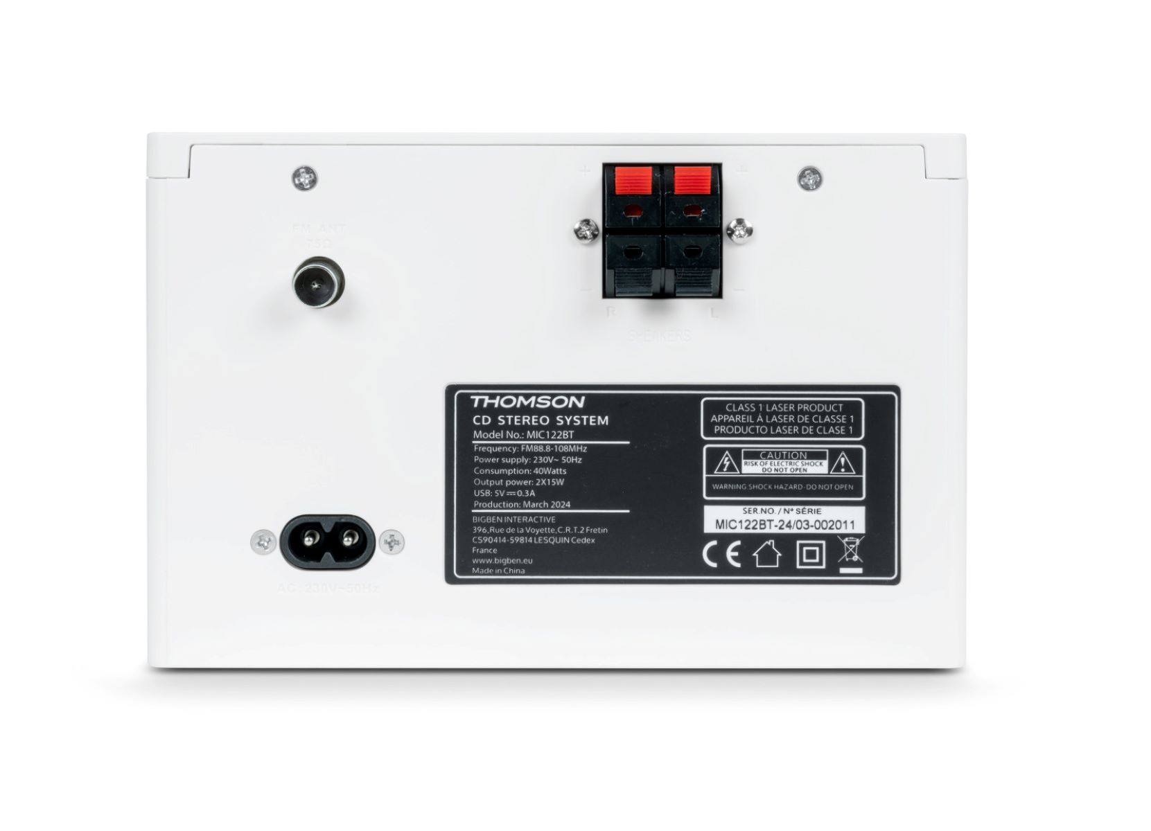 Tył białego systemu stereo CD. Zawiera wejścia, wyjścia i podłączenie zasilania. Białe tło.