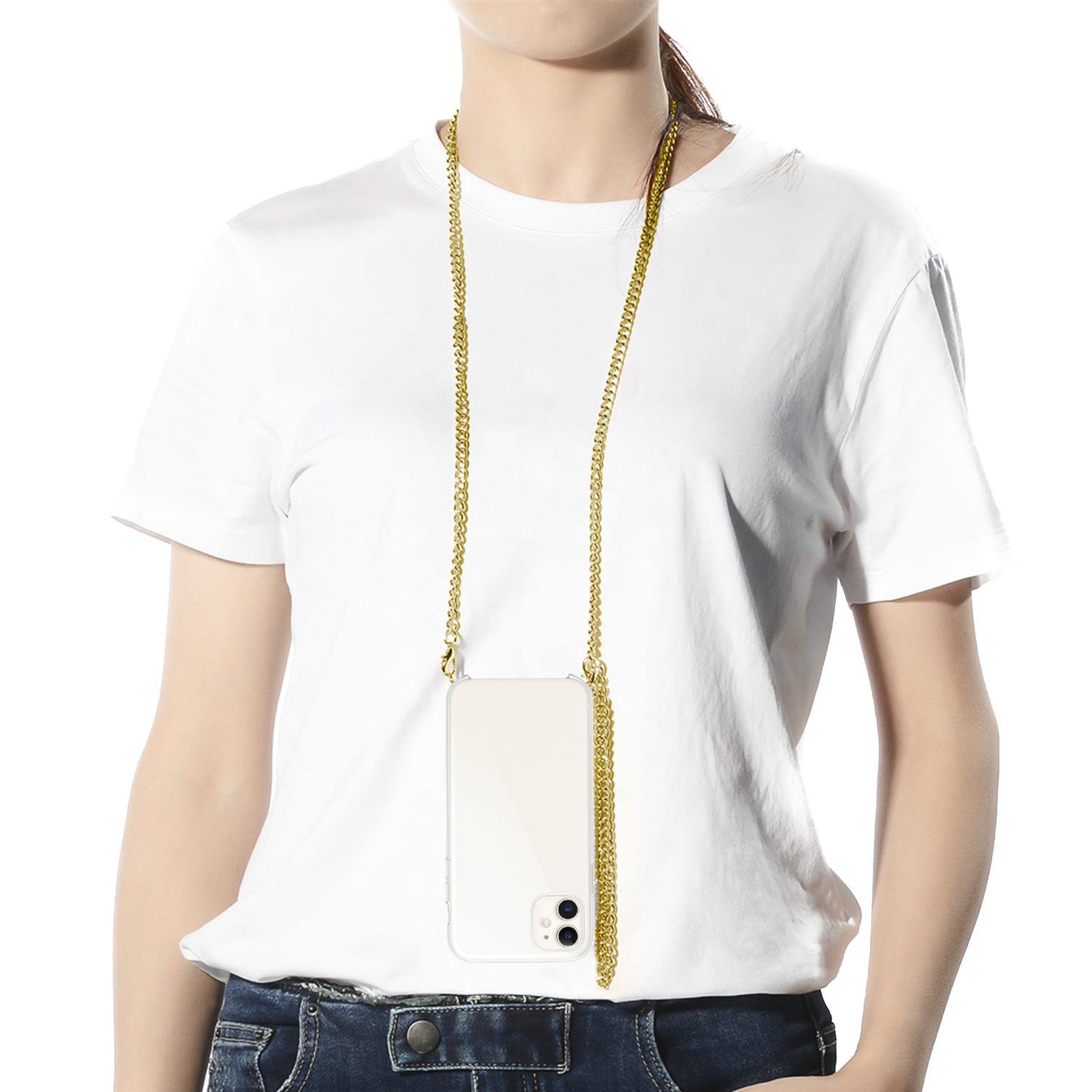 Donna con custodia per telefono a catena dorata. Maglietta bianca e jeans. Sfondo bianco.