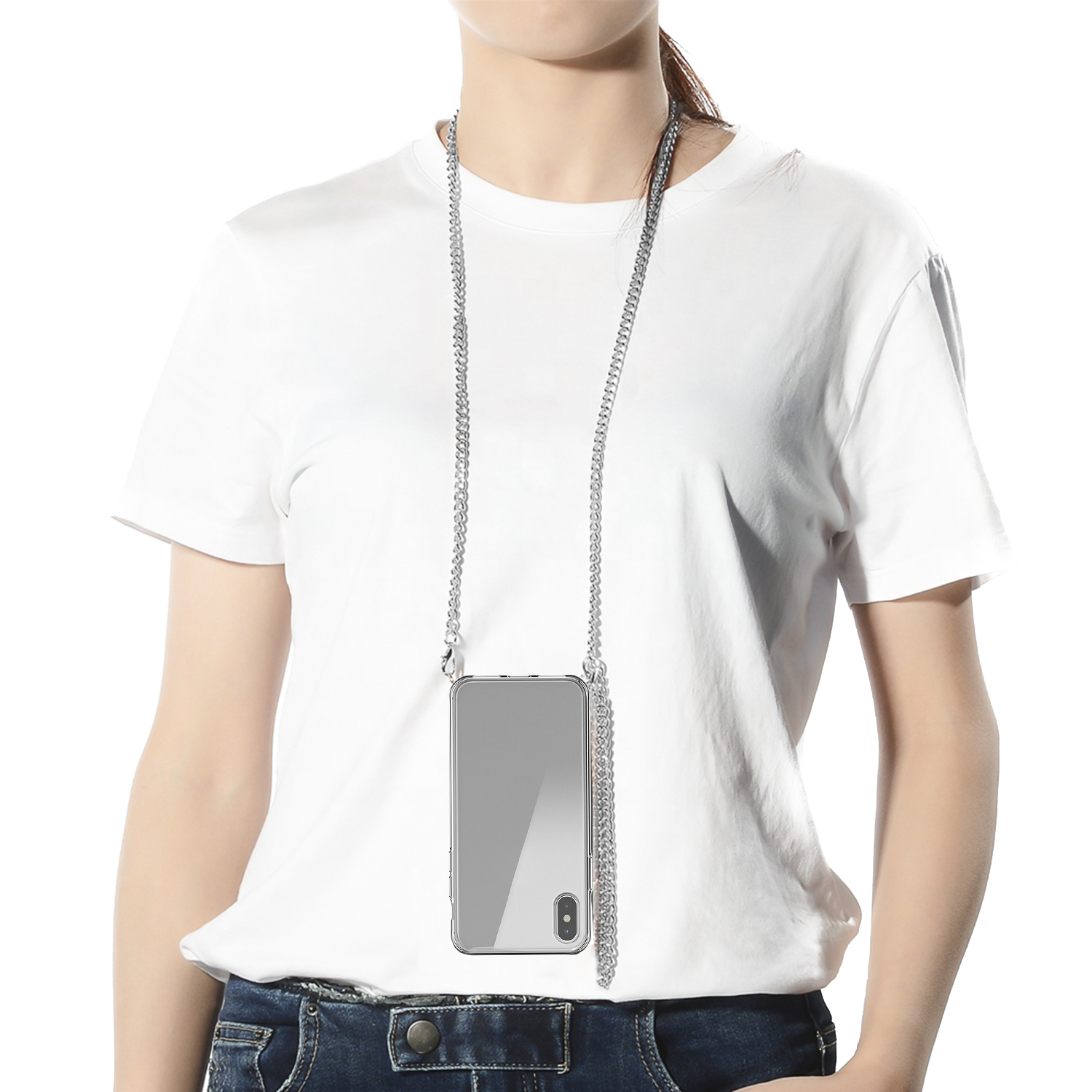 Donna con camicia bianca che indossa una custodia per telefono con catena d'argento.
