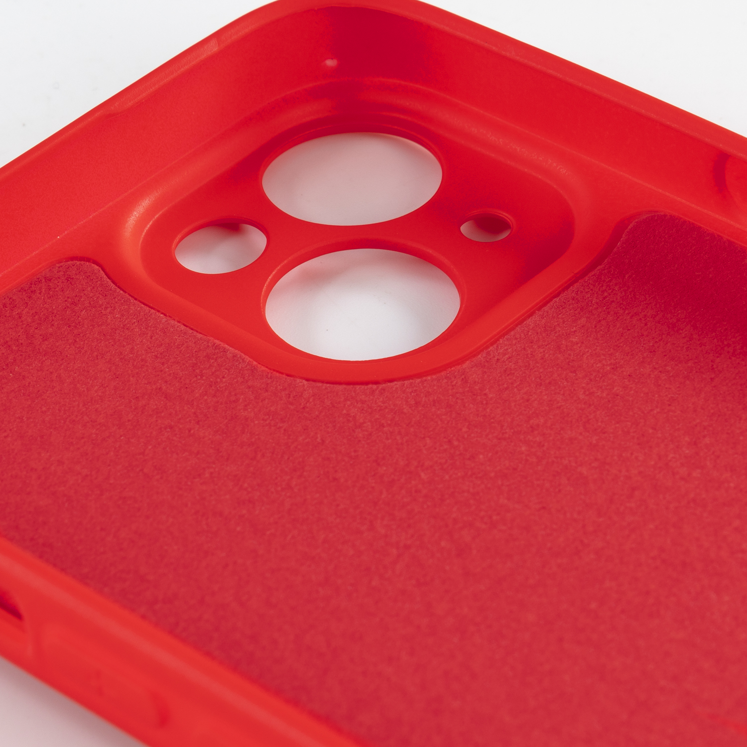 Interno della custodia rossa per telefono. Ha aperture per fotocamera e pulsanti. Su sfondo bianco.