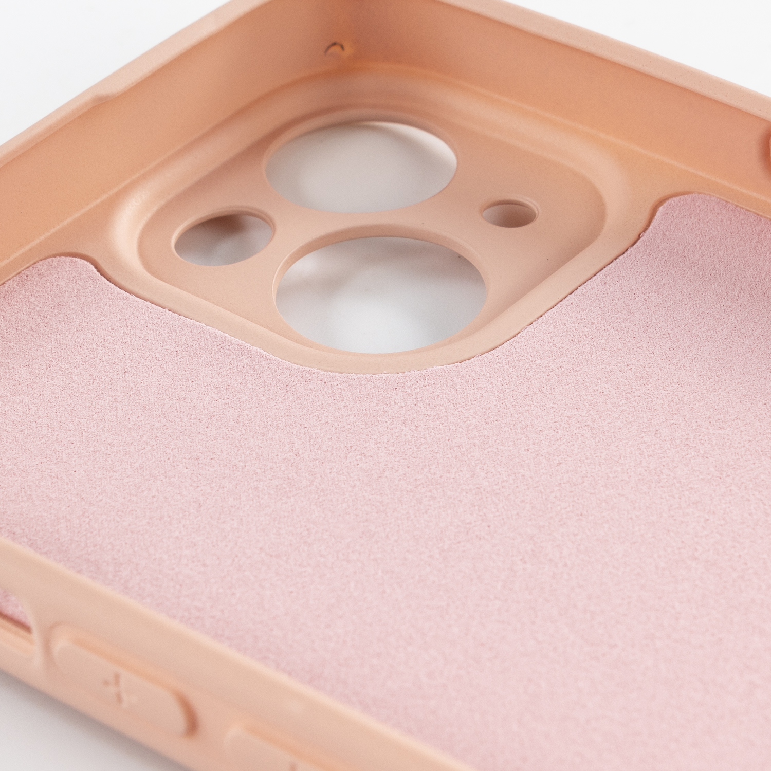 Primo piano dell'interno di una custodia per telefono. Materiale rosa, gommoso con fori per fotocamera e pulsanti.