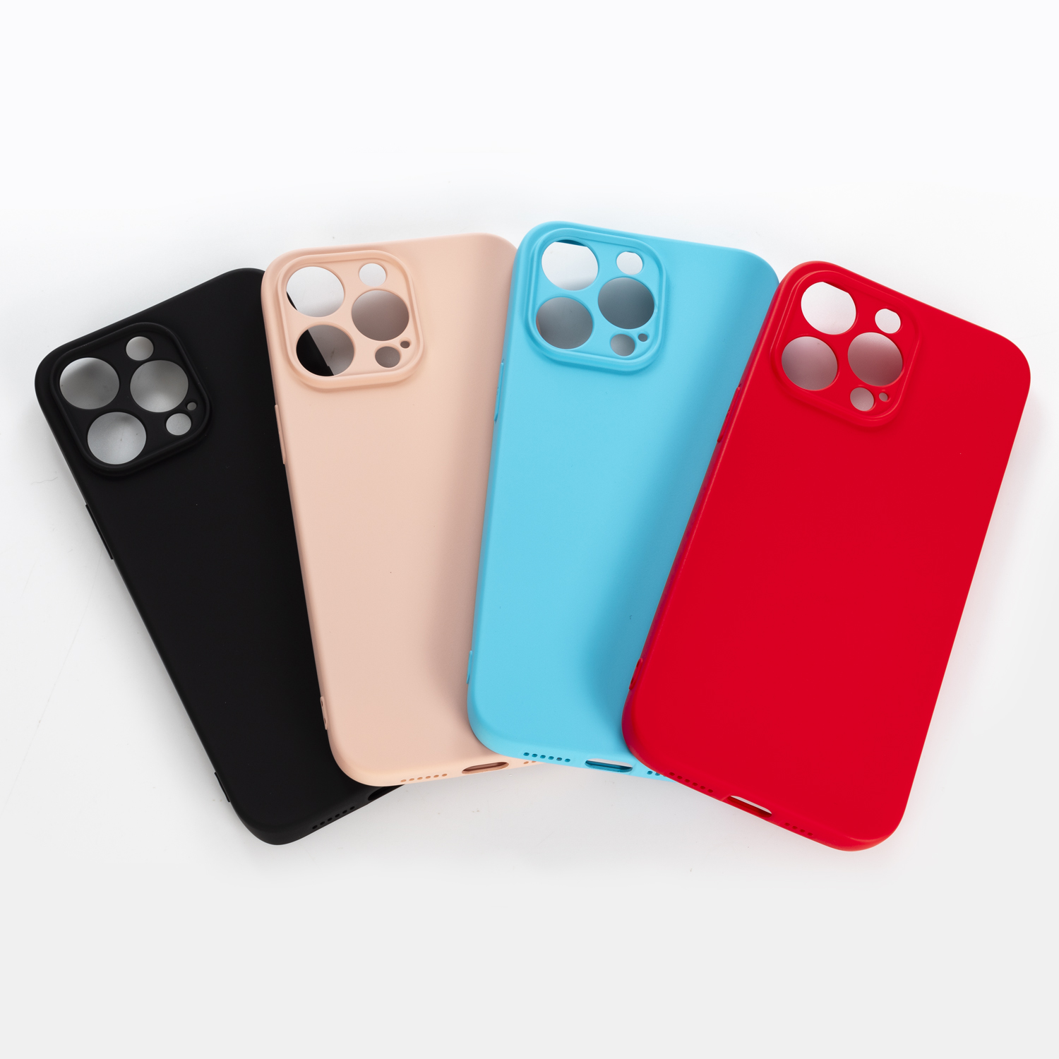 Quattro custodie per telefono in diversi colori: nero, rosa, blu e rosso. Sono allineate.