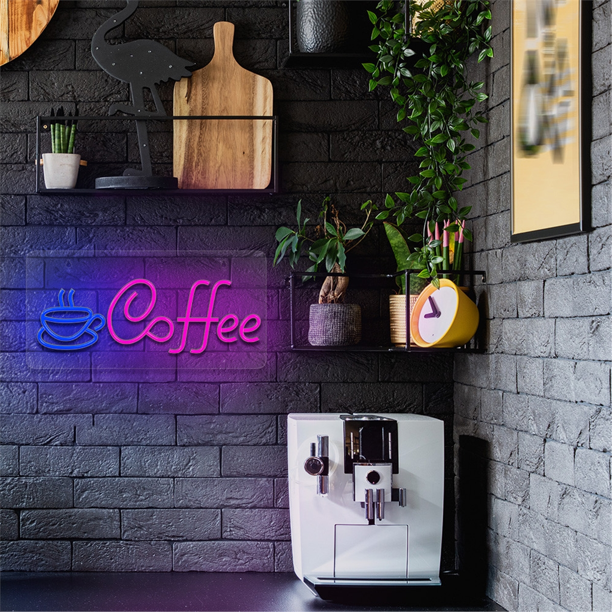 Un letrero de neón de café, una cafetera, plantas y una escultura de flamenco están colocados en una pared de ladrillo negro.