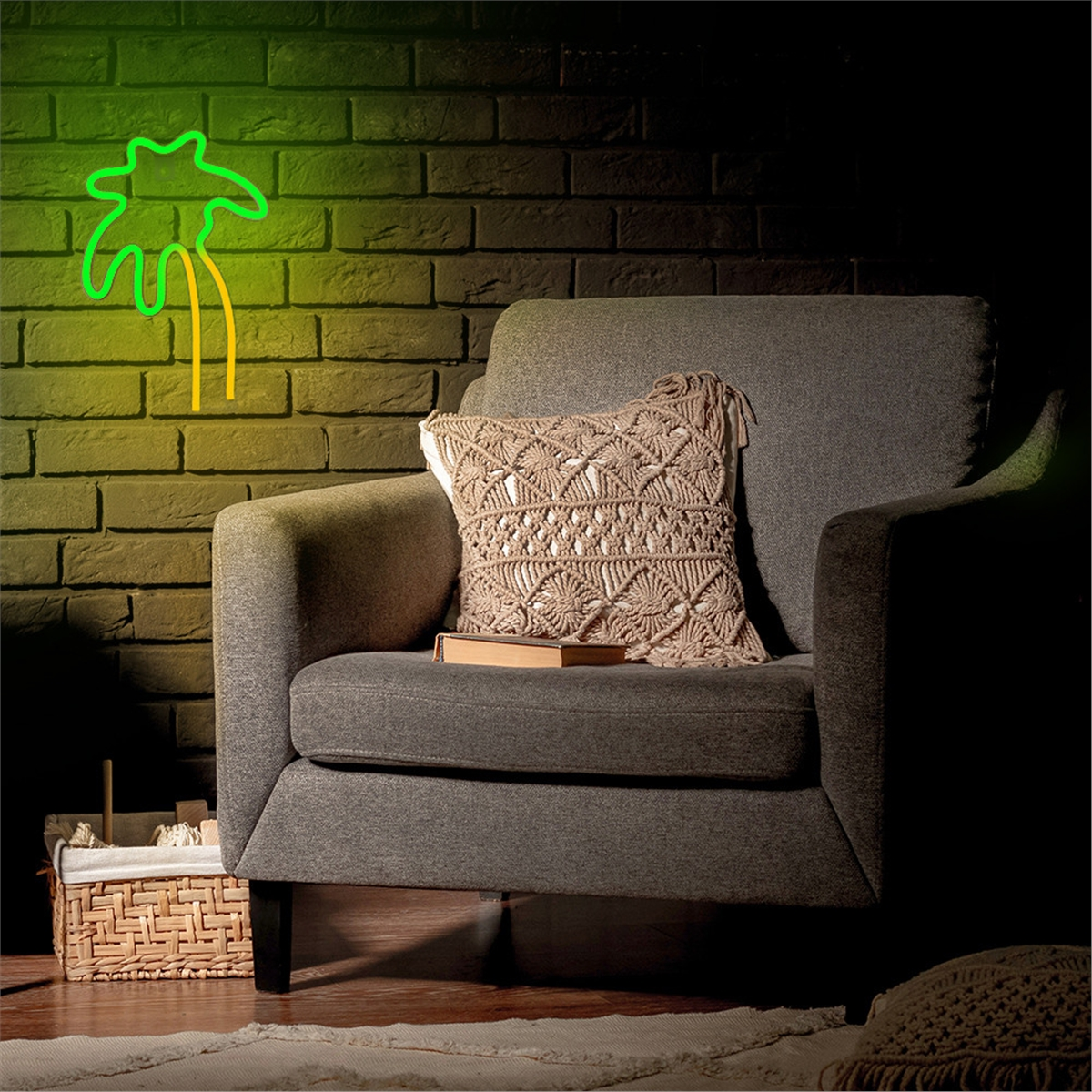 Escena acogedora con una palmera de neón, un sillón gris, una almohada y una cesta de mimbre.