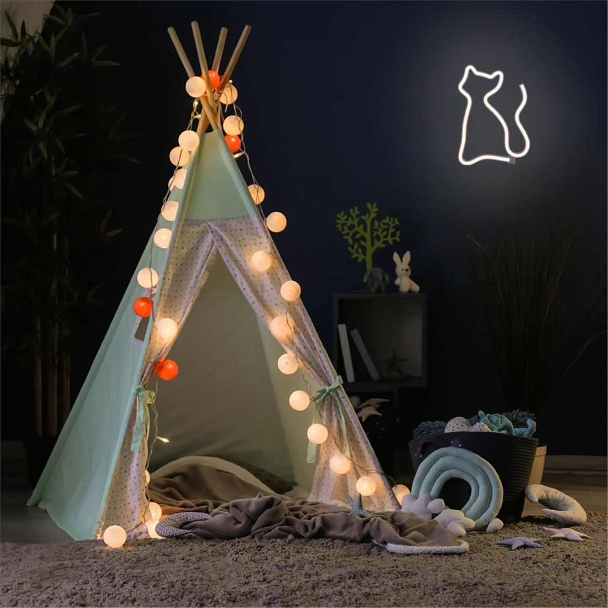 Una tienda tipi para niños con luces de cadena y un letrero de neón de gato. Una alfombra cubre el suelo.