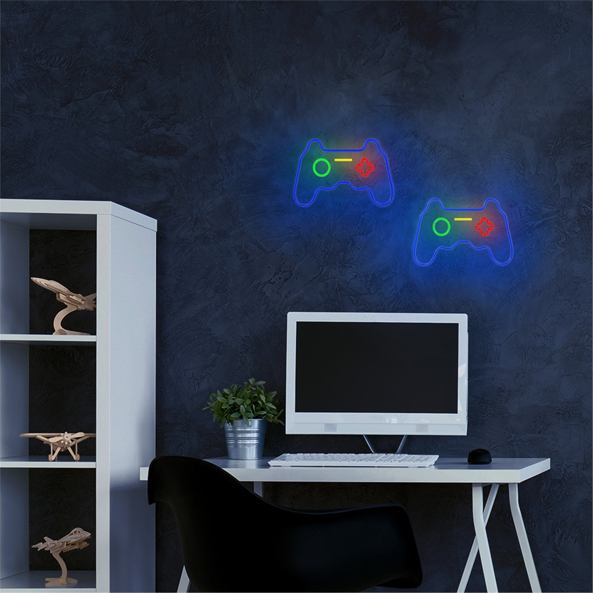 Zwei Neon-Controller-Schilder in Blau und Grün, an einer dunklen Wand montiert.