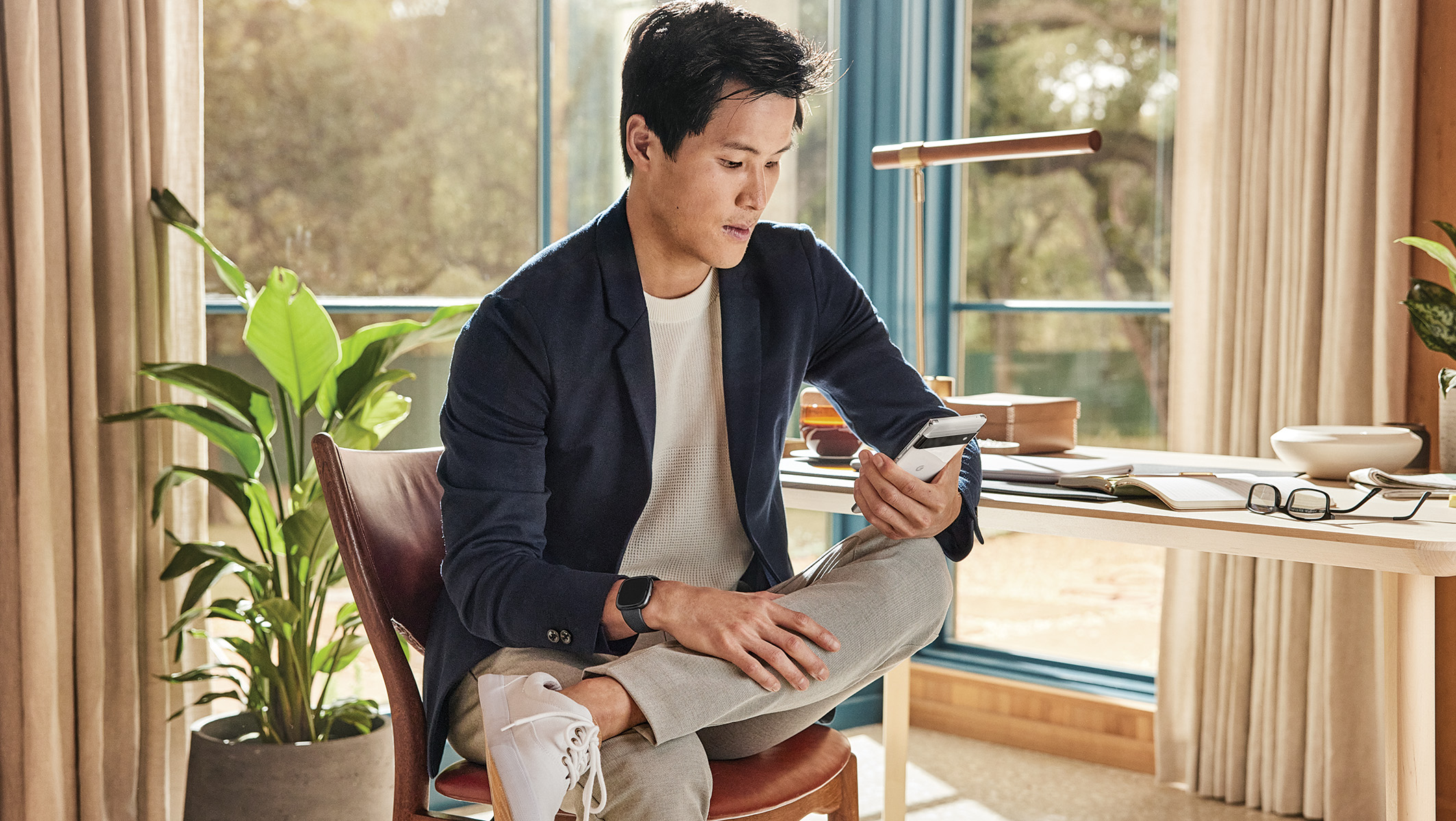 Kubełkowe siedzenie dla dziecka z kolorowym nadrukiem zwierząt leśnych.