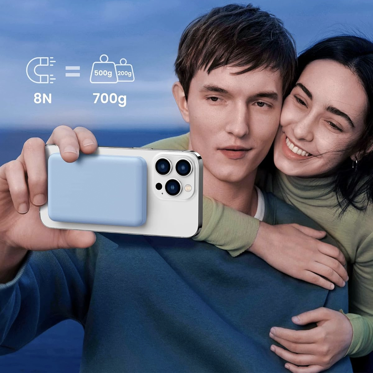 Ein Paar macht ein Selfie mit einem Telefon. Blaue Powerbank ist am Telefon befestigt.